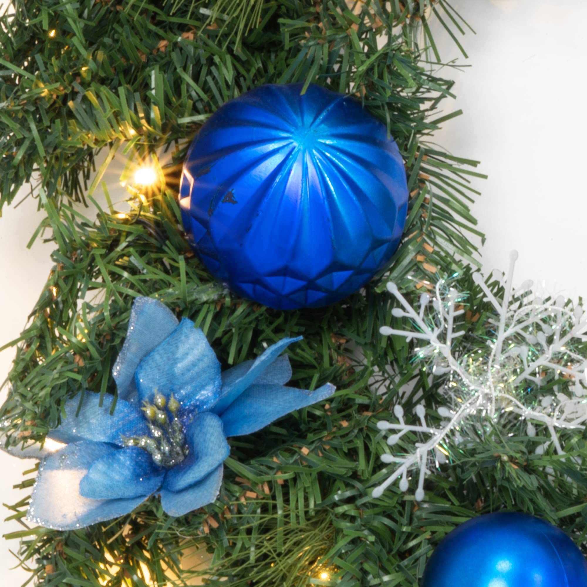 Illuminated Winter Christmas Wreath