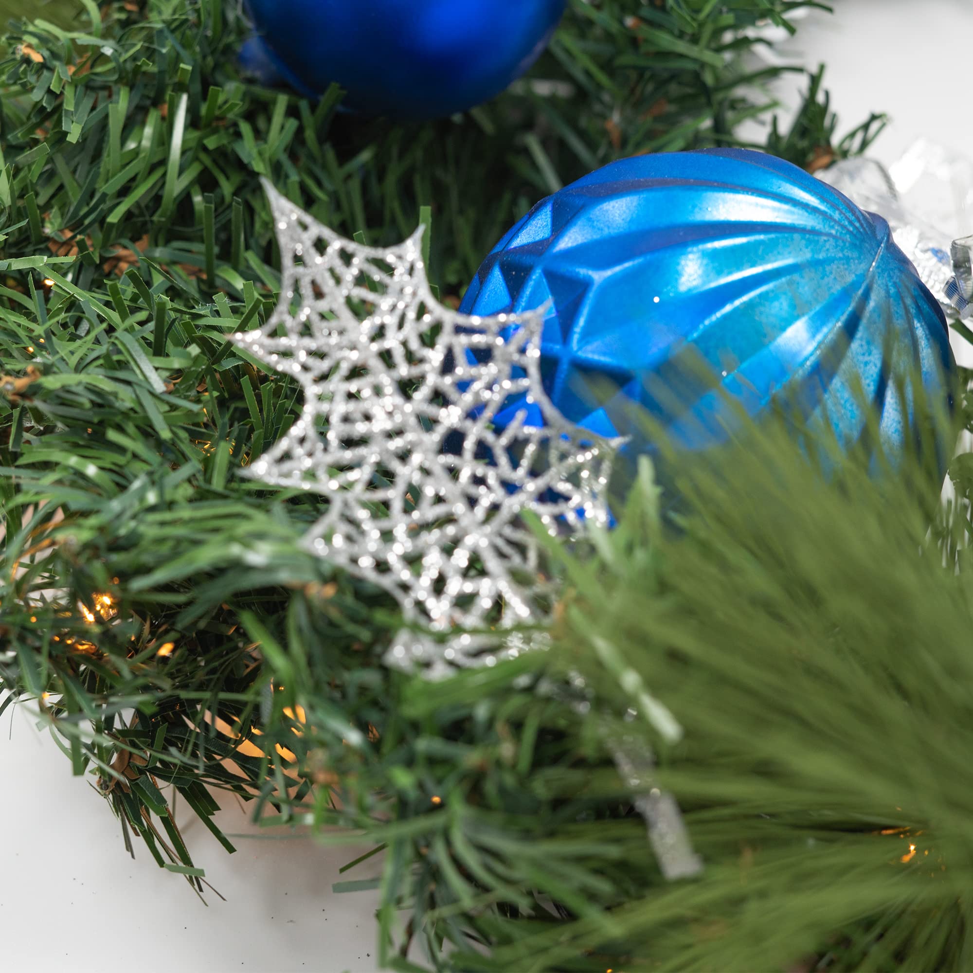 Illuminated Winter Christmas Wreath