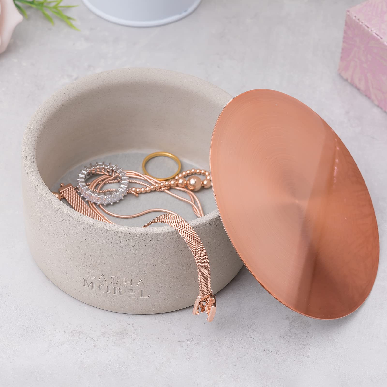 Elegant Concrete Jewellery Organiser